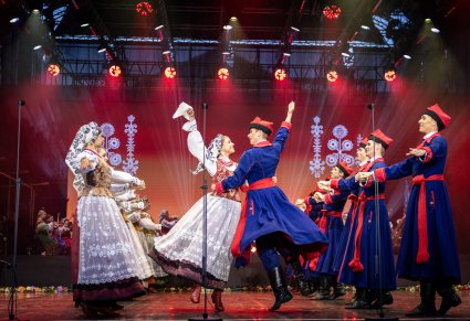 Na scenie Artyści w kostiumach wilanowskich w trakcie wykonywania choreografii tanecznej