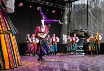 Artyści w kostiumach opoczyńskich wykonujący skomplikowane figury taneczne