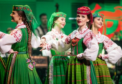 Zbliżenie na artystki w kostiumach kurpiowskich na scenie