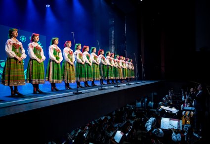 Chór podczas występu na scenie