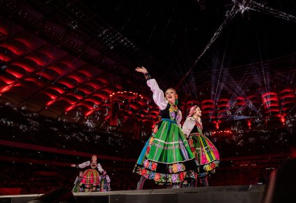 Artystki w kostiumach łowickich podczas koncertu na PGE Narodowy