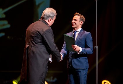 Na scenie Dyrektor zespołu dziękujący sekretarzowi marszałka województwa mazowieckiego