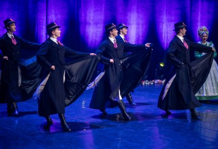 Tancerze w kostiumach bamberskich stojący na scenie