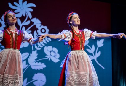 Zbliżenie na tancerki w kostiumach jurgowskich
