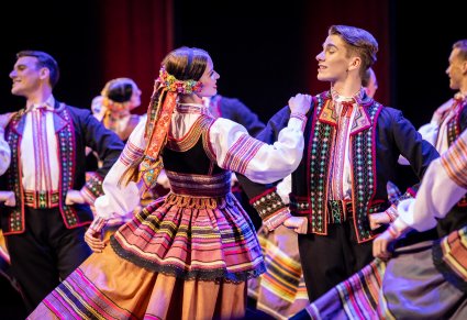 Zbliżenie na parę taneczną w kostiumach krzczonowskich na scenie