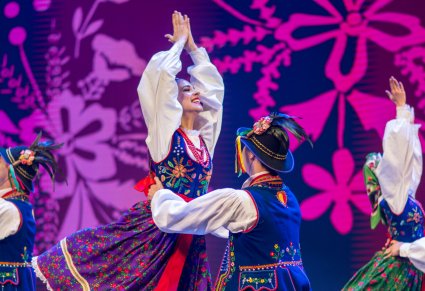 Zbliżenie na parę taneczną w kostiumach limanowskich w figurze tanecznej