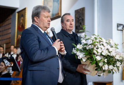 Dyrektor Zespołu "Mazowsze" przemawiający na mszy