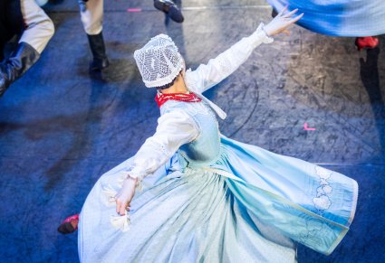 Zbliżenie na obracającą siętancerkę w kostiumie szamotułskim