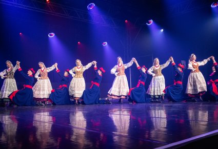Na scenie Artyści w kostiumach wilanowskich w trakcie wykonywania choreografii tanecznej