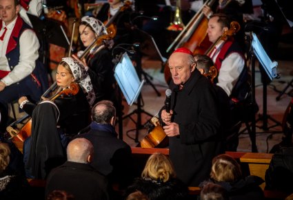 Duchowny wygłaszający przemówienie po koncercie