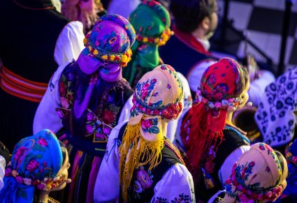 Zbliżenie na chusty łowickie chórzystek