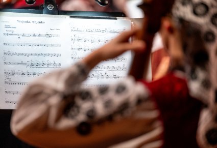 Nuty i Muzyczka z orkiestry smyczkowej