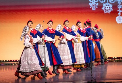 Pary Artystów w kostiumach wilanowskich w trakcie wykonywania wspólnej choreografii tanecznej