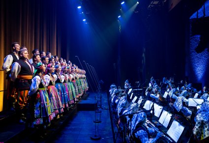 Chór i orkiestra podczas koncertu w kościele