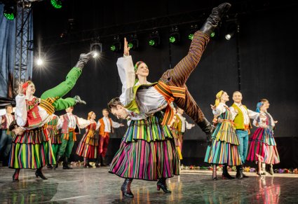 Na scenie grupa Artystów Baletu w kostiumach opoczyńskich podczas wykonywania choreografii tanecznej