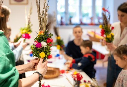 Uczestnicy warsztatów rękodzielniczych w Pałacu w Karolinie