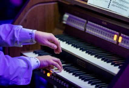 Zbliżenie na artystę grającego na klawiszach