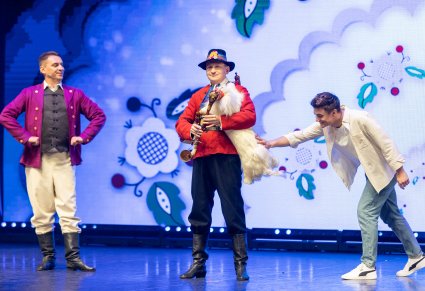 Aktorzy z artystą grającym na koźle weselnym