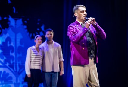 Na pierwszym planie Pan Kajetan grający na flecie a w tle Tomek i Agnieszka