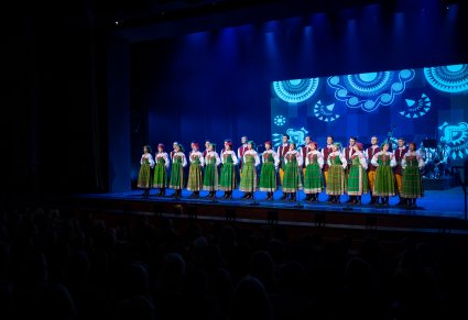 Chór w kostiumach kurpiowskich na scenie podczas występu