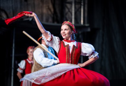 Zbliżenie na tancerkę w kostiumie jurgowskim w obrocie