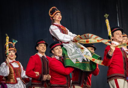 Artyści baletu w kostiumach kurpiowskich, podczas suity kurpiowskiej