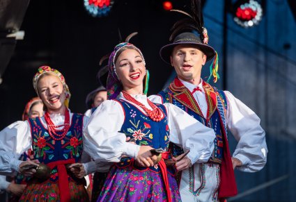 Zbliżenie na pary Artystów w kostiumach limanowskich