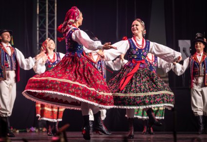 Zbliżenie na tancerki w kostiumach limanowskich podczas obrotów