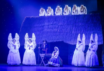 Na stajence Anioł dachowe, przed stajenką Matka Boska i Św. Józef. Obok nich Anioły ludowe