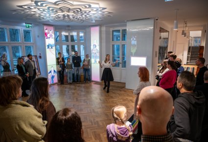 Oprowadzanie po wystawie Pałacu w "Karolinie"