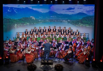 Chór, orkiestra i dyrygent podczas koncertu