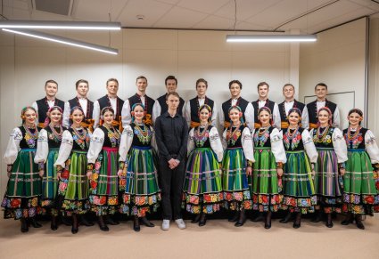 Artyści Chóru w kostiumach łowickich wraz z pacjentem Kliniki "Budzik" dla Dorosłych.