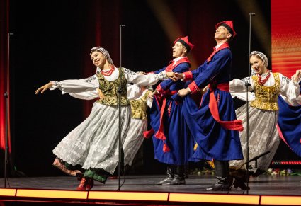 Na scenie Pary Artystów w kostiumach wilanowskich w trakcie wykonywania choreografii tanecznej