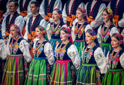Zbliżenie na śpiewających Artystów Chóru w kostiumach wilanowskich