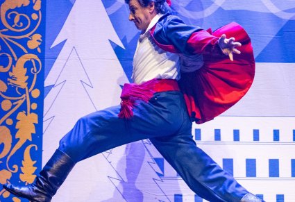 Moment skoku Artysty w kostiumie kujawskim