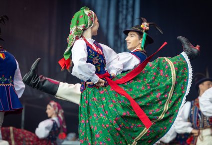 Zbliżenie na parę Artystów w kostiumach limanowskich w trakcie wykonywania choreografii tanecznej
