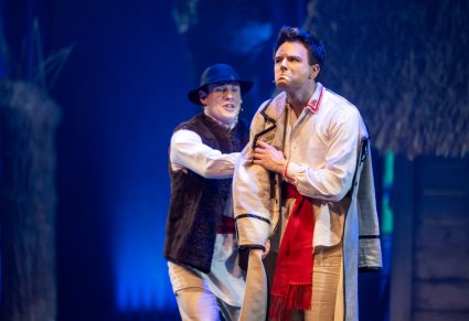 Zbliżenie na dwóch Artystów w scenie przed szopką