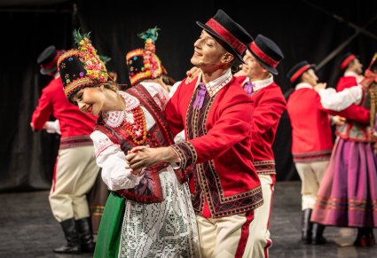 Artyści baletu w kostiumach kurpiowskich (Kurpie Puszczy Zielonej) podczas Suity kurpiowskiej