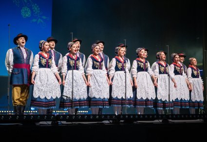 Na scenie Artyści Chóru w kostiumach kaszubskich podczas śpiewu