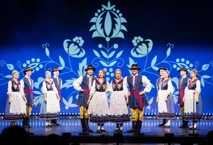 Artyści w kostiumach kaszubskich podczas śpiewania utworu