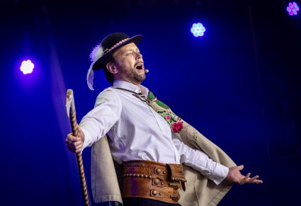 Zbliżenie na solistę który ma na sobie elementy z kostiumu podhalańskiego