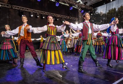 Zbliżenie na Artystki Orkiestry w kostiumach wilanowskich grające na instrumentach smyczkowych