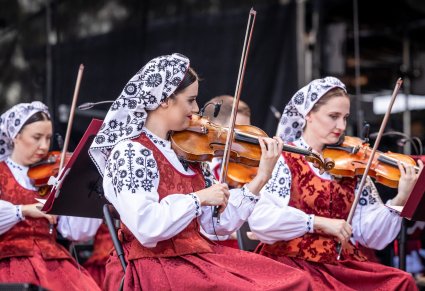 Zbliżenie na Artystki Orkiestry w kostiumach wilanowskich, grające na instrumentach smyczkowych