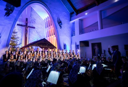 Chór, orkiestra i dyrygent podczas koncertu