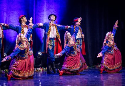 Tancerze w kostiumach podegrodzkich na scenie