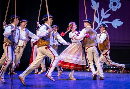 Tancerze w kostiumach jurgowskich podczas występu na scenie