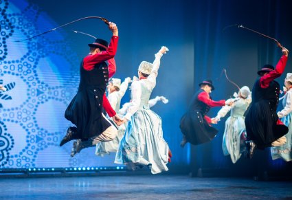 Tancerze w kostiumach szamotułskich w akrobacjach tanecznych na scenie