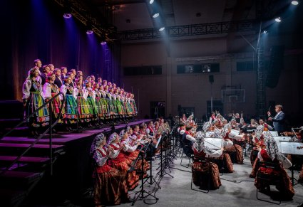 Chór, orkiestra i dyrygent podczas koncertu