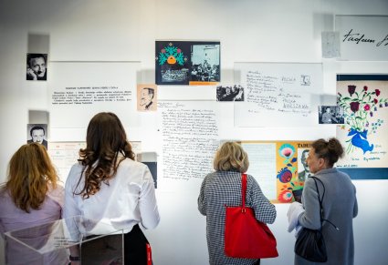 Zwiedzający oglądający wystawę