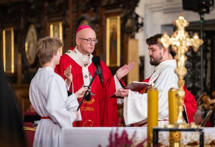 Zbliżenie na Arcybiskupa podczas odprawiania Mszy Świętej